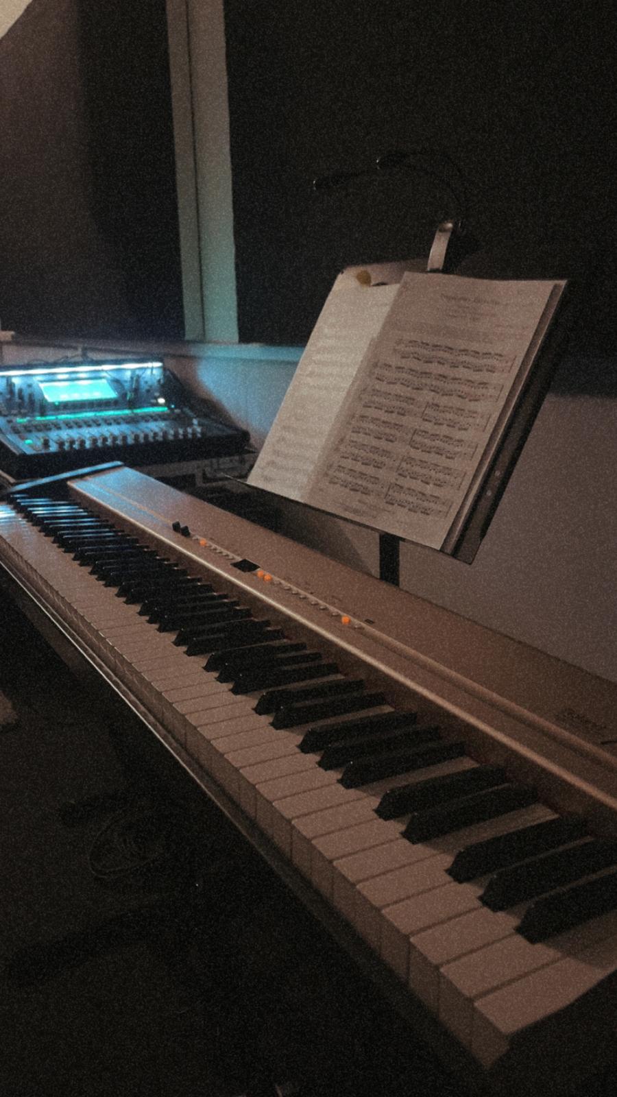 Piano ja nuotit sen takana nuottitelineessä